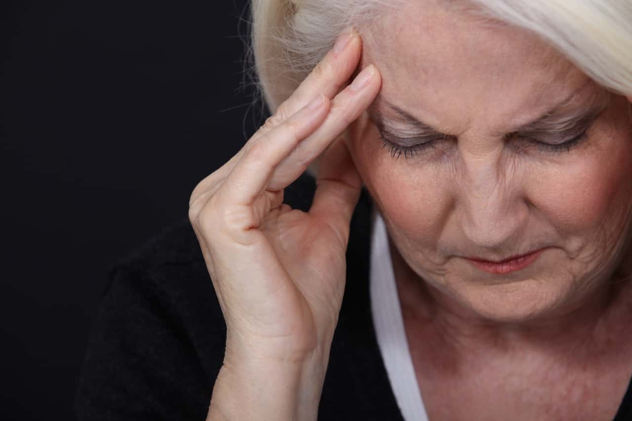 כואב הראש לאישה מבוגרת
